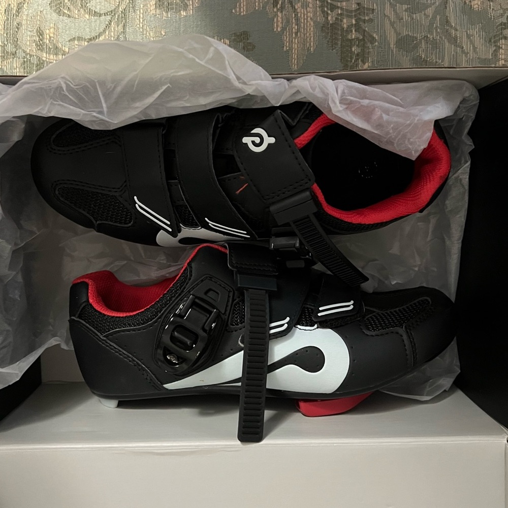 Peloton women’s cycling shoes 🟥